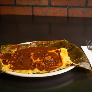 Mole rojo tamale en hoja de platano