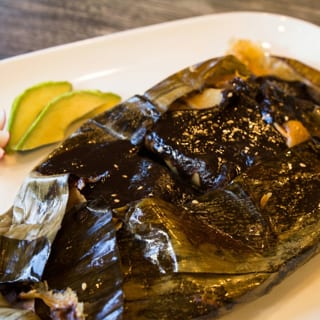 Mole negro tamale en hoja de platano